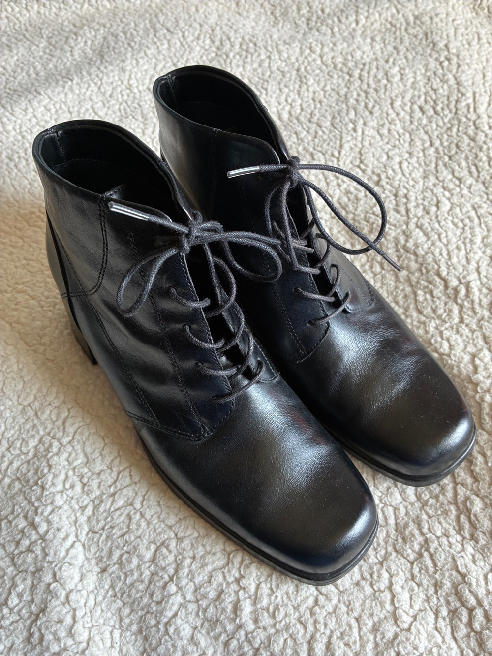 White Mountain “Leigh” Lace up Ankle boots Size 8M Used with love Minor Scuffs